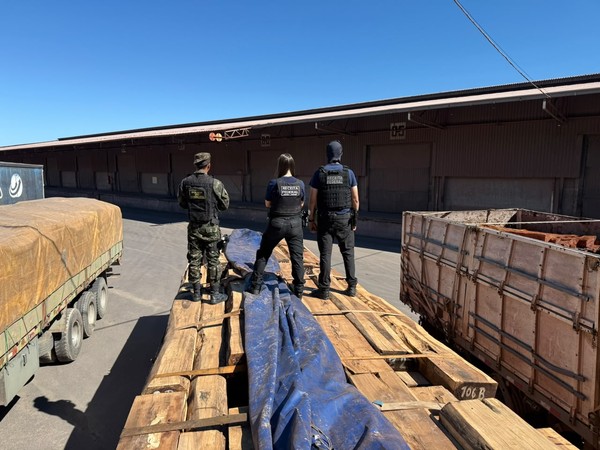 Agentes da Receita, PF e da Polícia do Exército apreenderam droga durante operação — Foto: Divulgação