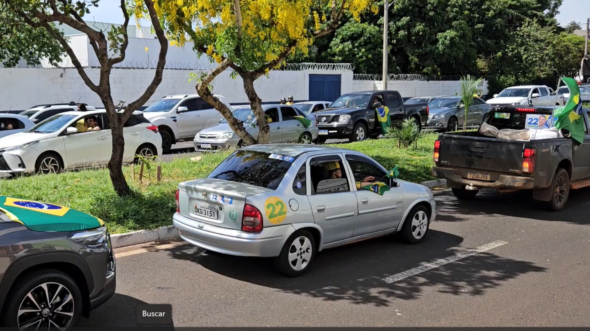 Apoiadores de Flávio Bolsonaro fazem carreata e motocarreata em Uberaba