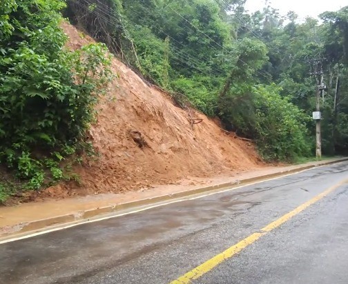 Acesso a bairro de Paraty é interditado devido a risco de deslizamentos