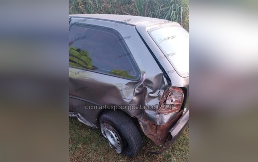 Segundo a prefeitura de Itaí, o carro saiu do acostamento e bateu ao tentar ultrapassar a van na SP-255 em Barra Bonita — Foto: Reprodução/Artesp