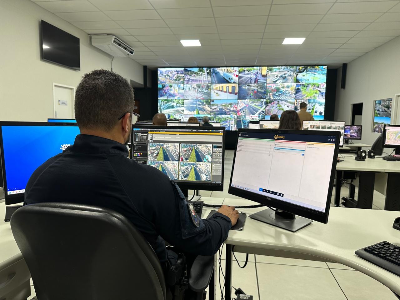 Oficial de Justiça é preso após ser flagrado por câmeras pilotando moto furtada em Vitória