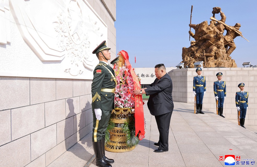 O líder norte-coreano, Kim Jong-un, deposita uma coroa de flores durante visita ao Memorial da Guerra para Resistir à Agressão dos EUA e Ajudar a Coreia, em Dandong, na província de Liaoning, China, em 24 de outubro de 2026. — Foto: KCNA via REUTERS