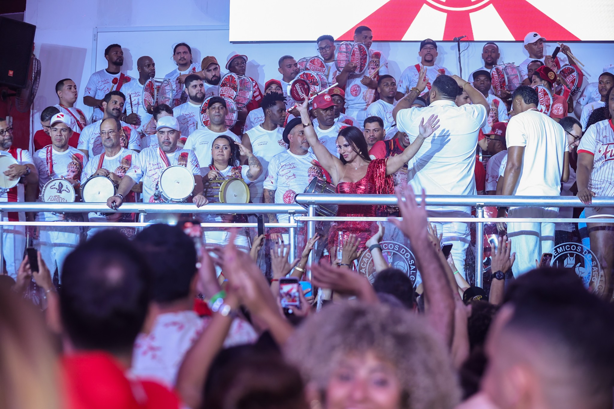 Rainha Viviane Araújo e seleção de musas comparecem ao ensaio do Salgueiro; FOTOS