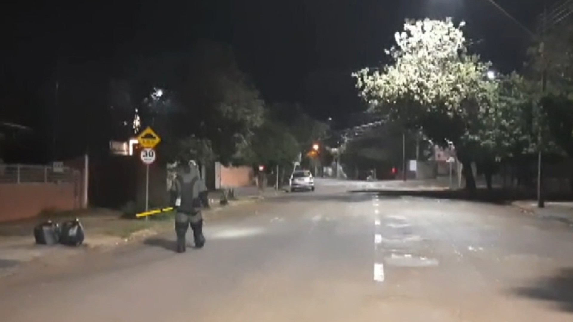 VÍDEO: Câmera registra homem entregando suposta bomba para funcionário de loja, em Londrina