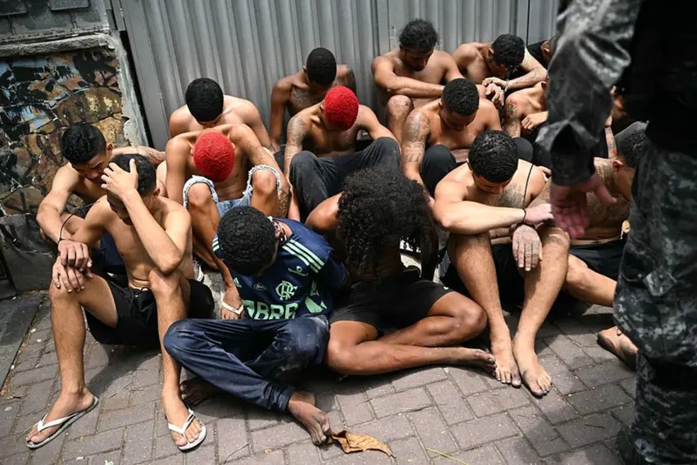 Mais de 100 fuzis apreendidos e 81 pessoas foram presas na operação desta semana — Foto: Getty Images via BBC