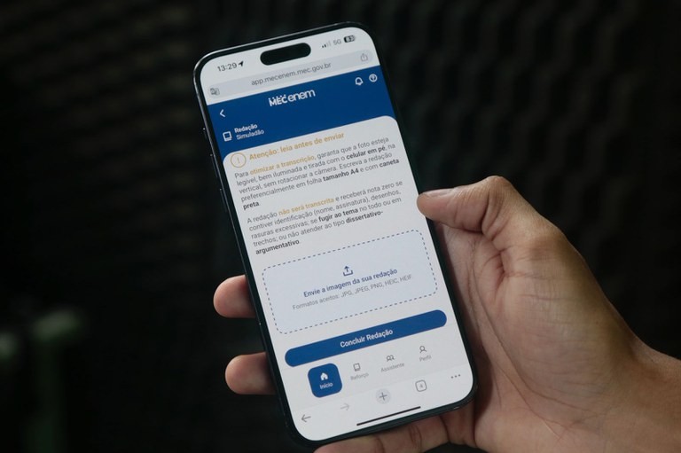 Enem 2025: MEC lança aplicativo com simulados e correção automática de redações 
