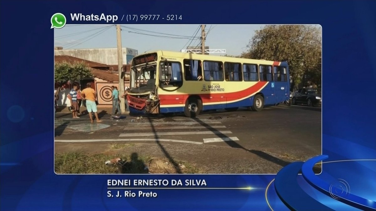 Passageiros De Transporte Coletivo Ficam Feridos Após Batida Com Carro