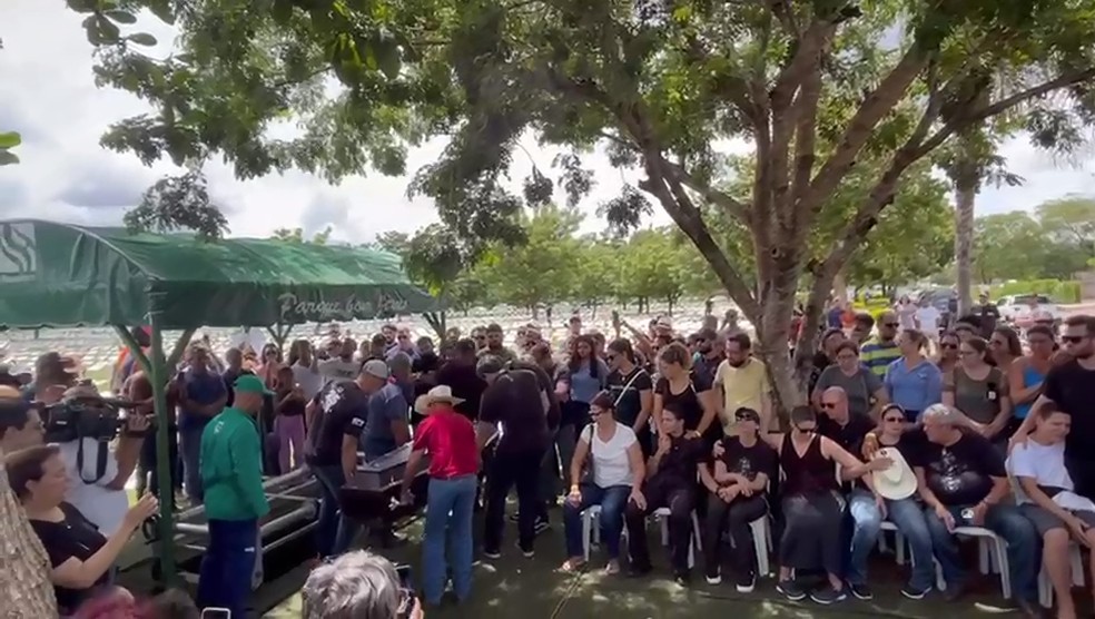 João Carreiro é enterrado no cemitério Parque Bom Jesus — Foto: Davi Vittorazzi