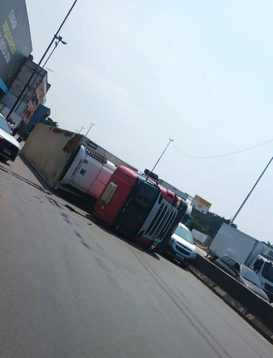 Carreta tomba e interdita pista lateral da Avenida Brasil, em Brás de Pina