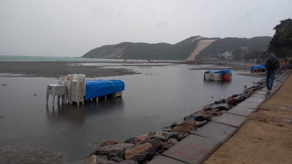Água acumulada sobre a areia na área da engorda de Ponta Negra, na Zona Sul de Natal — Foto: Emanuel do Cação/Cedida