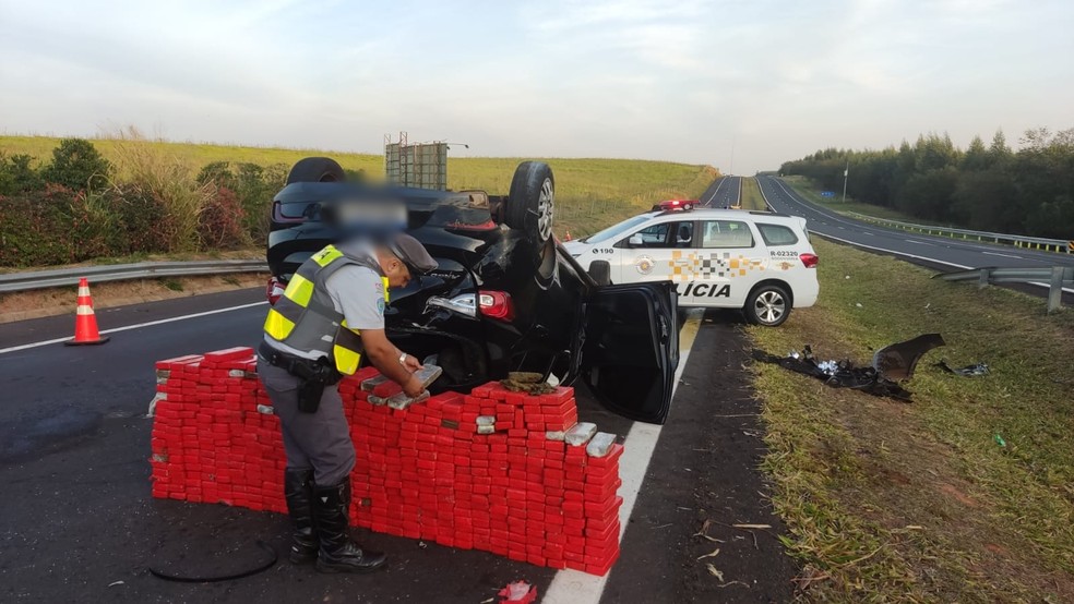 Trio foi preso por tráfico de drogas em Gália (SP) — Foto: Polícia Rodoviária/Divulgação