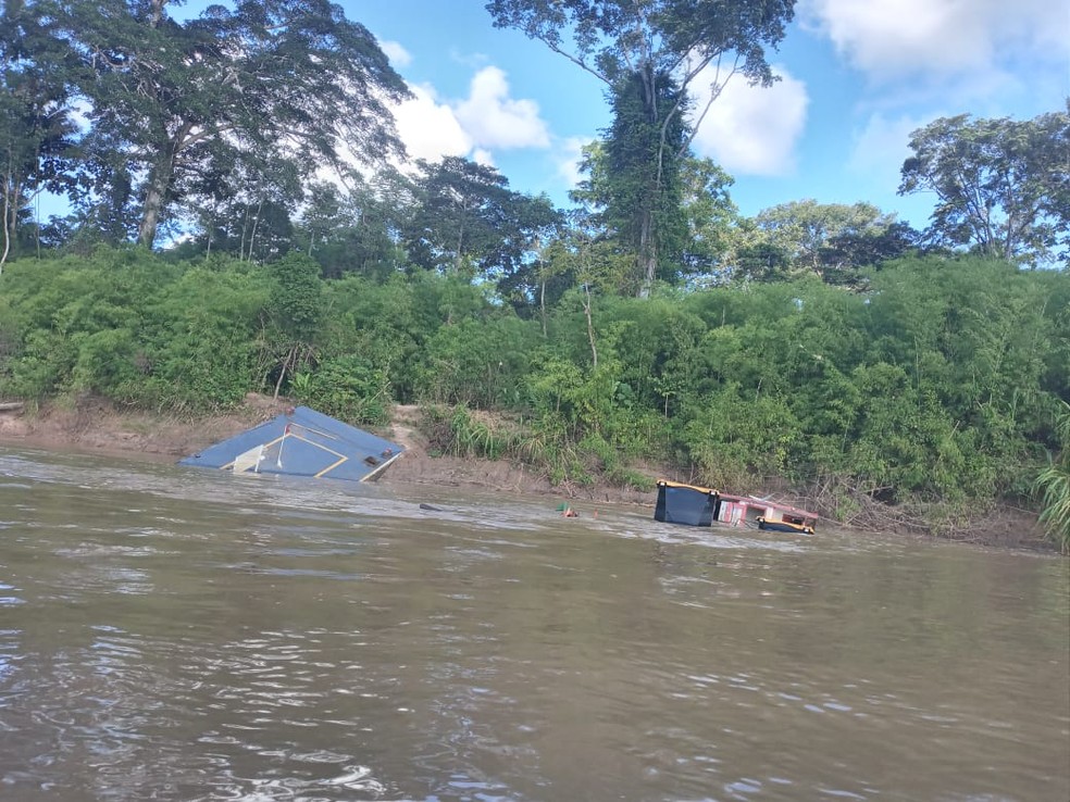 Balsa e máquinas estão parcialmente submersas no Rio Tarauacá — Foto: Daniel Lima/arquivo pessoal