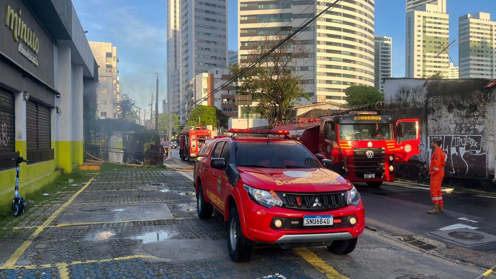 Incêndio atinge supermercado no Recife após explosão no setor de padaria