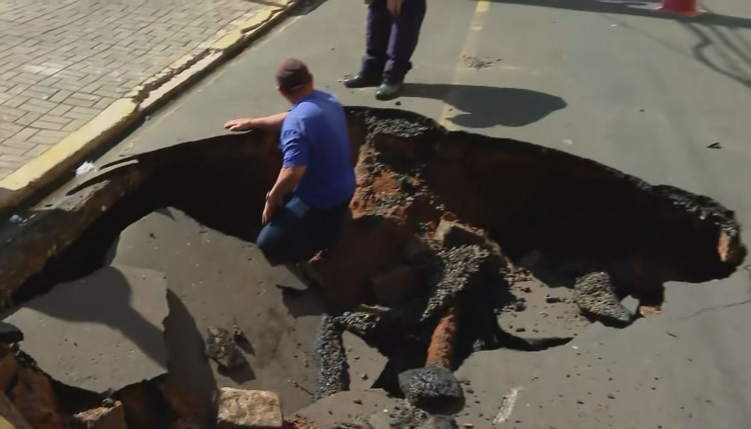 Asfalto cede e 'engole' rodas de caminhão carregado com 13 toneladas de açúcar em Rio Claro