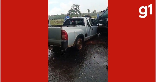 Acidente entre caminhão e carro deixa dois mortos durante chuva na MT-060 