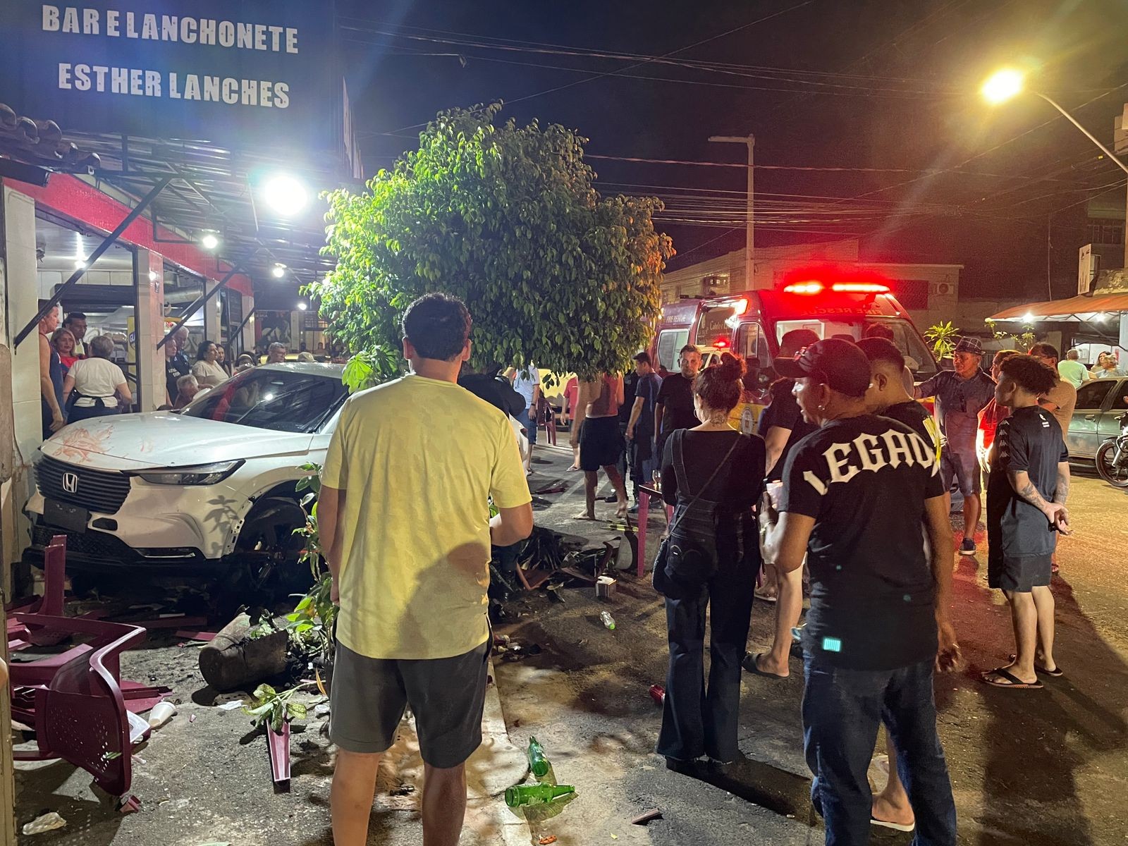Carro invade lanchonete e deixa pelo menos quatro pessoas feridas em Belém