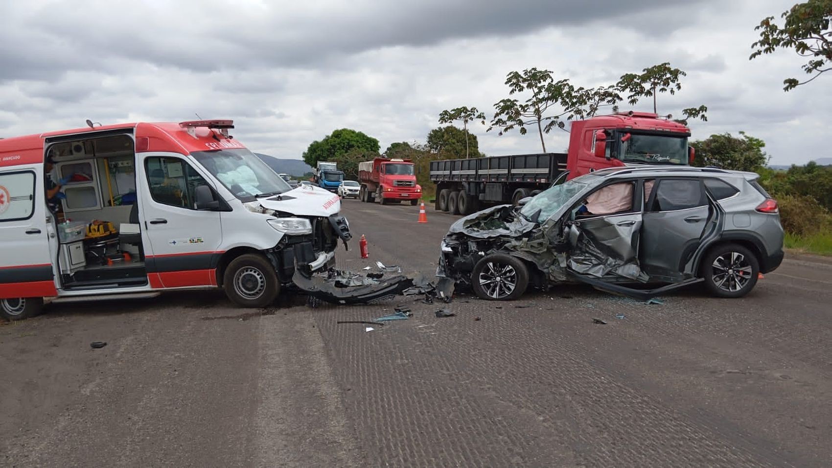 Idoso fica ferido em acidente entre ambulância e carro na BR-235, em Itabaiana