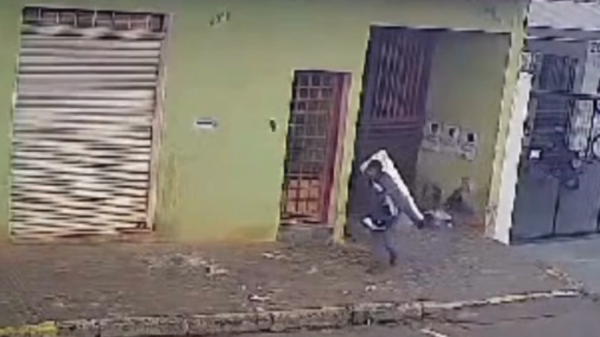 VÍDEO: Criminosos passam quase 6 horas dentro de apartamento e 'fazem limpa' no Bairro Marta Helena 