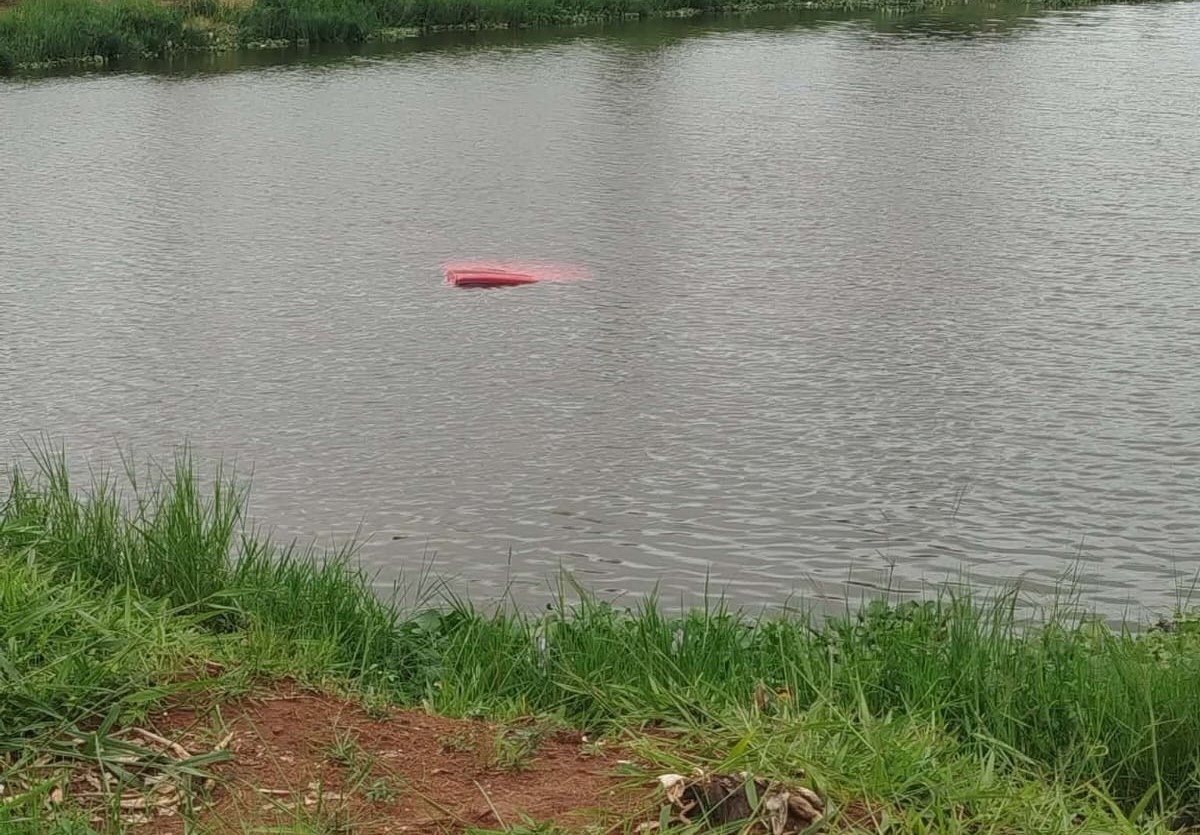 VÍDEO: ocupantes saem ilesos após carro cair em lago e ficar submerso em Avaré 