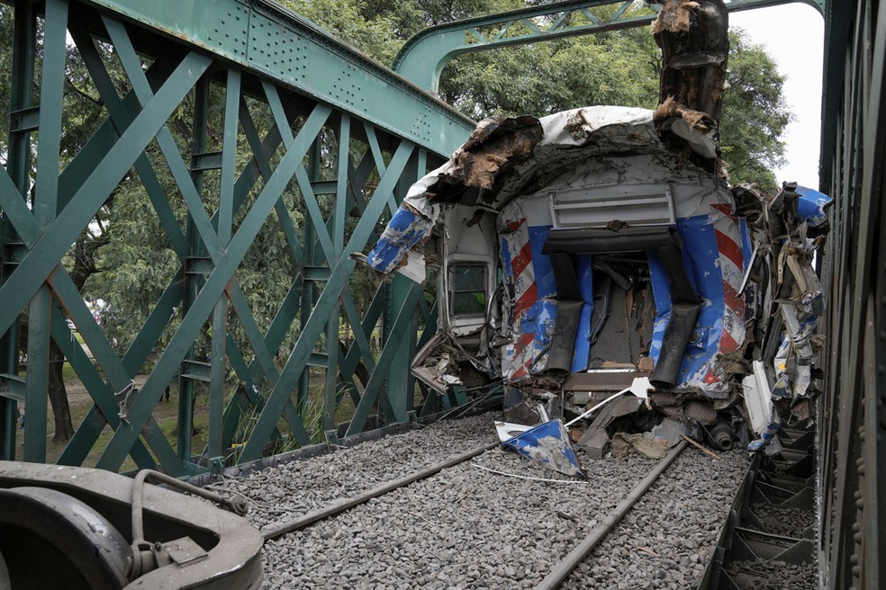 Trem da rede de metrô de superfície de Buenos Aires após colisão com outro, em 10 de maio de 2024. — Foto: Rodrigo Abd/ AP