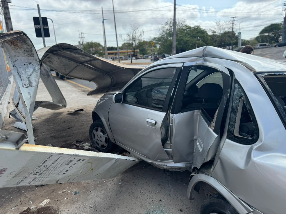 Carro invade parada de ônibus e atropela duas mulheres em São Luís — Foto: Ádria Rodrigues/TV Mirante