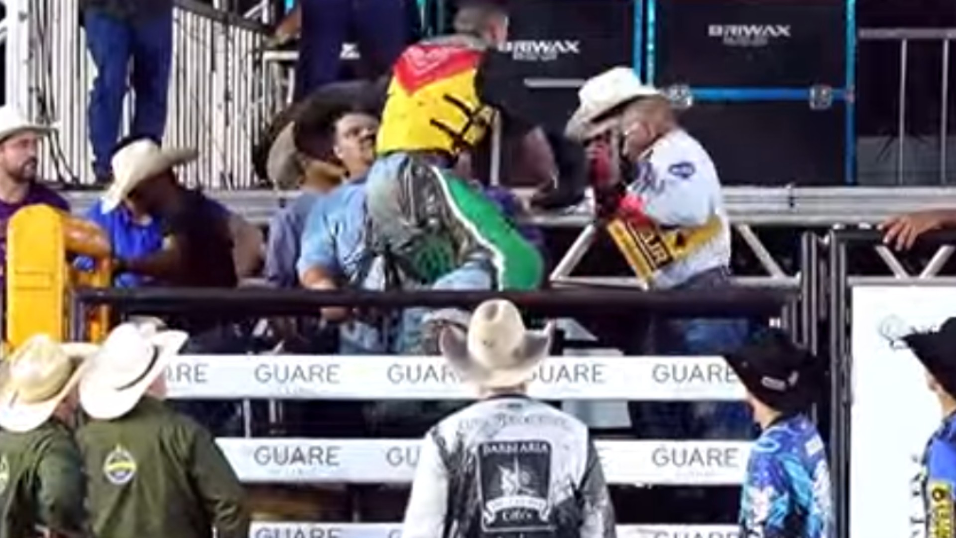 VÍDEO: juiz é agredido com capacetadas por peão após desclassificação por espora irregular em rodeio 