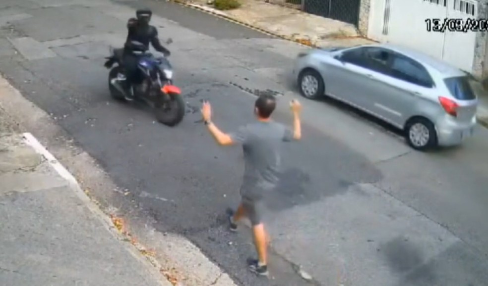 Vítima sendo assaltada na Zona Sul de SP — Foto: Reprodução/TV Globo