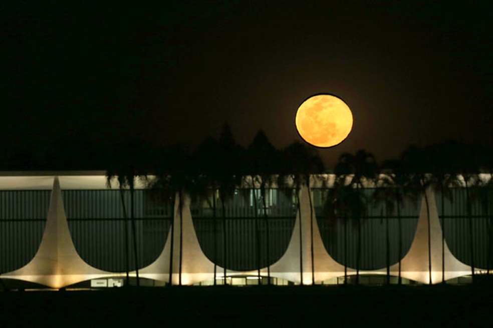 'Lua Azul', segunda lua cheia do mês de julho, aparece sobre o Palácio da Alvorada, em Brasília — Foto: Eraldo Peres/AP