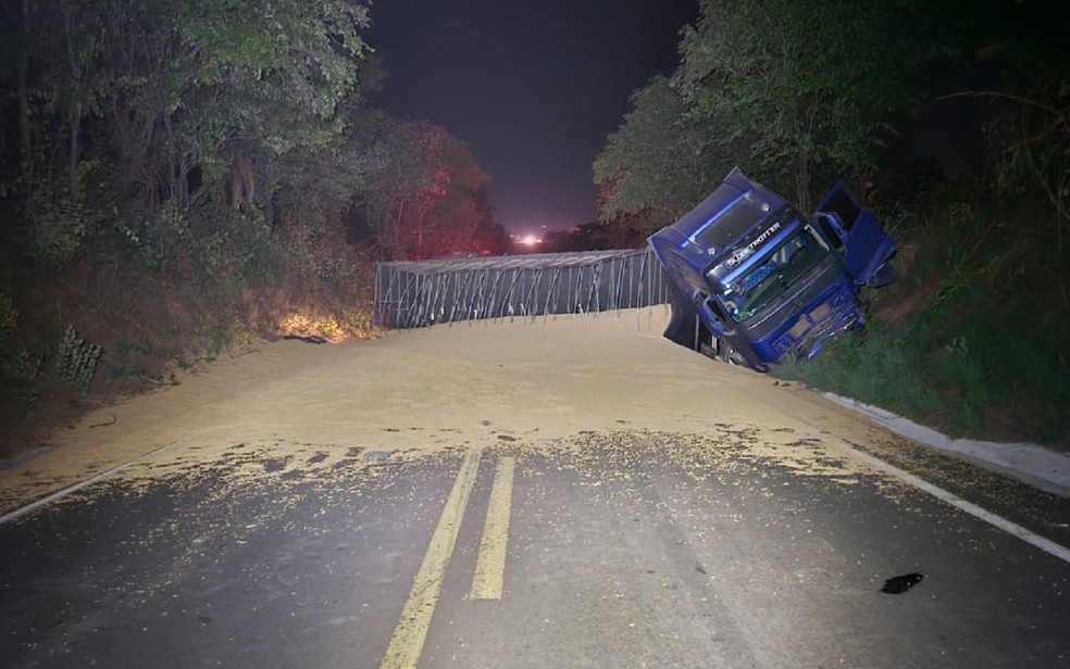 Carreta tombou na rodovia TO-080  Foto: Divulgação/PMTO