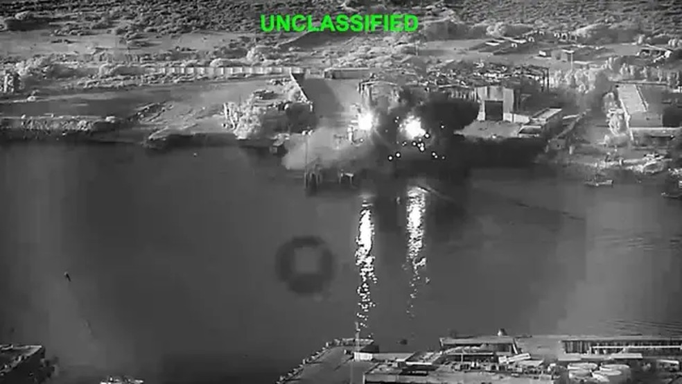 Em imagem divulgada pelo Departamento de Defesa dos Estados Unidos, drones marítimos americanos atingem um submarino e uma instalação de manutenção de navios em uma área não divulgada do Irã, em 13 de julho de 2026. — Foto: Departamento de Guerra dos EUA via BBC