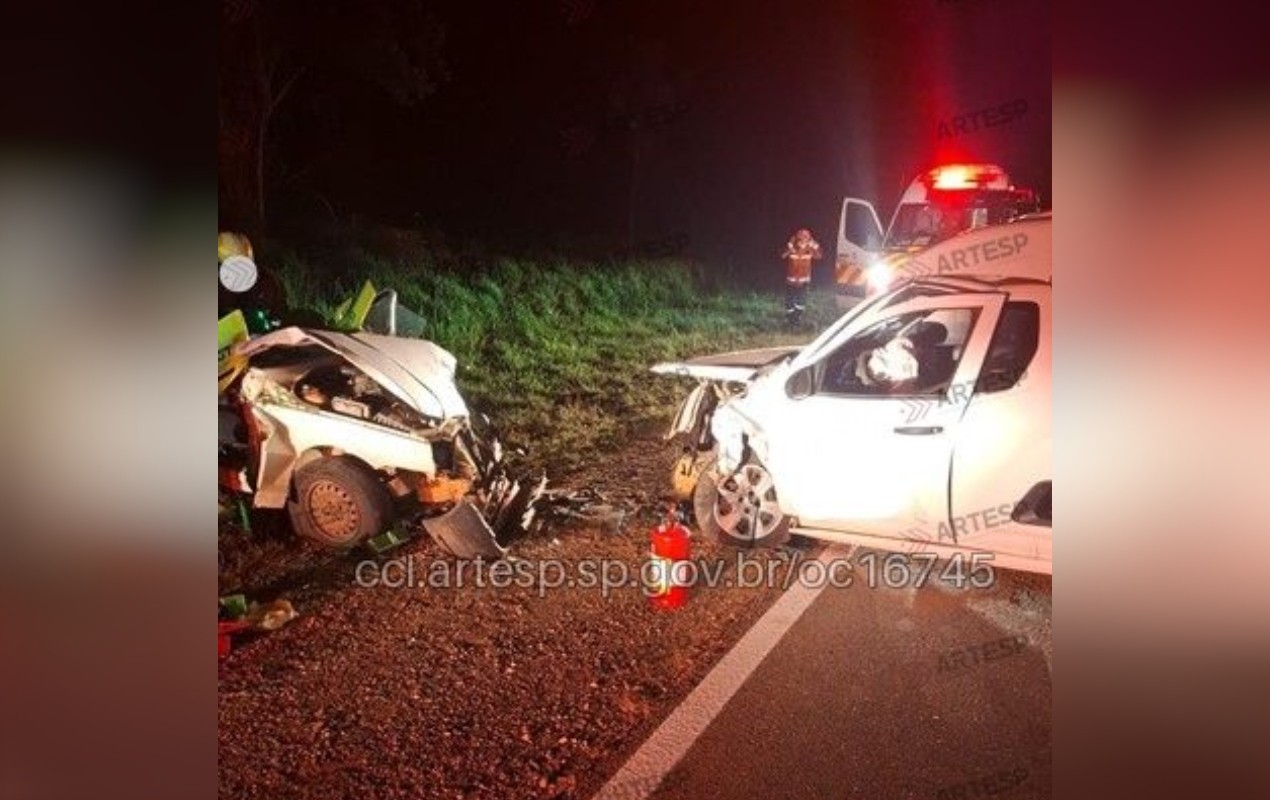 Motorista morre após acidente entre carro e ambulância na SP-250 em São Miguel Arcanjo