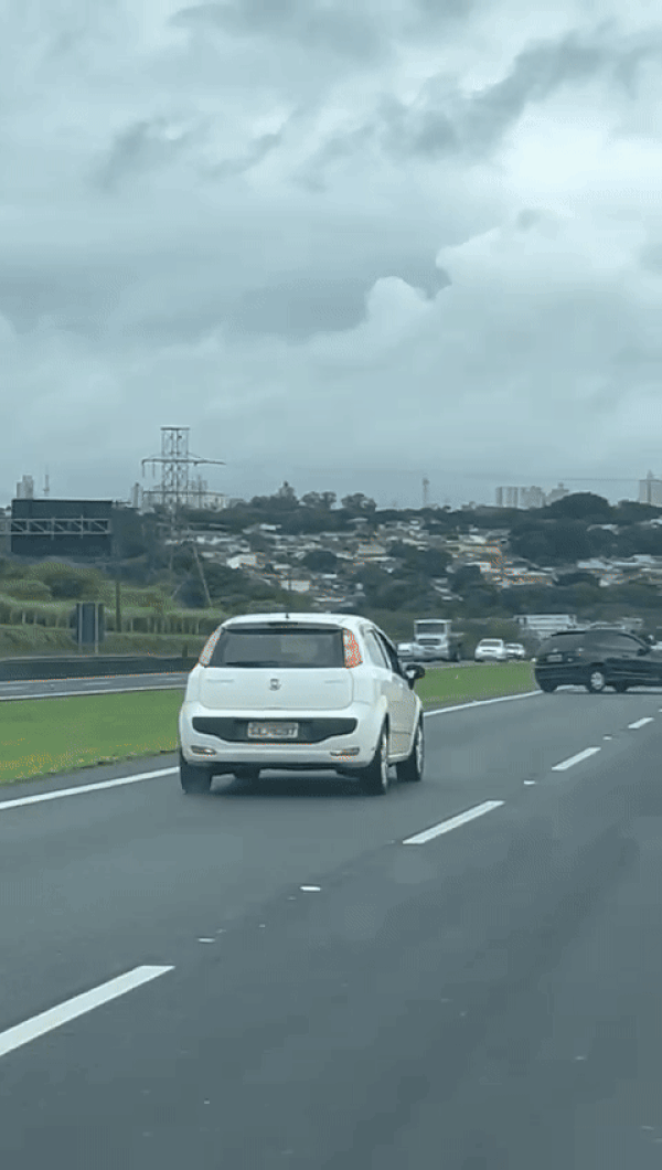 Homem flagrado no capô de carro em movimento é ex-namorado da motorista: 'Falava que ia me matar', diz mulher