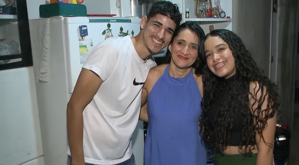 Depois do trabalho e atividades domsticas, me estuda com filhos para o Enem  Foto: TV Paraba / Reproduo