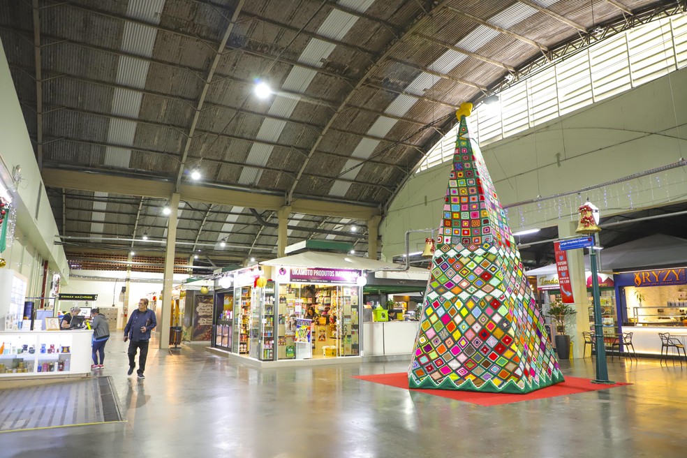 Árvore de Natal de crochê de 7 metros em Curitiba no Mercado Municipal do Capão Raso — Foto: Hully Paiva/SECOM