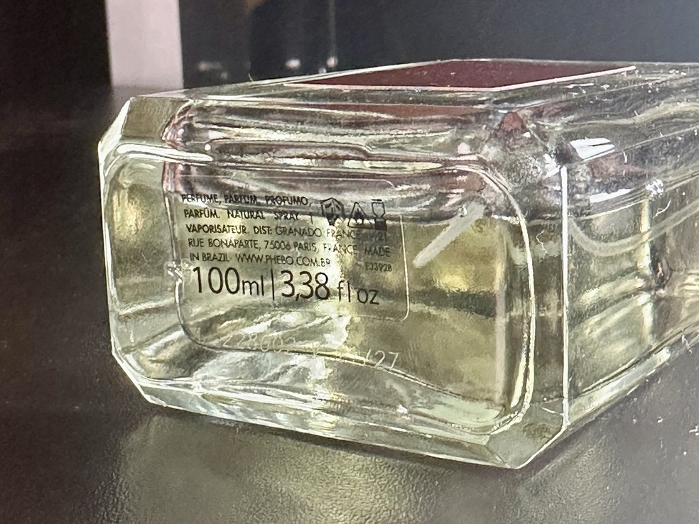 Detalhe de perfume nacional comprado em 2023 com vencimento previsto para 2027 (data impressa abaixo da etiqueta) — Foto: Henrique Martin/g1