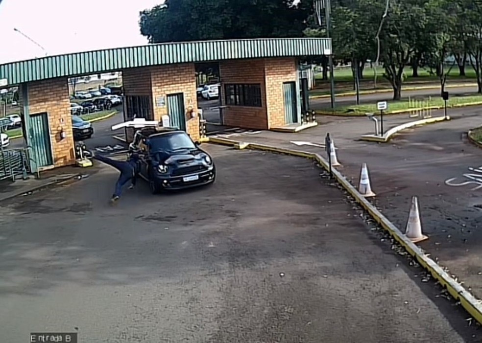 Gustavo rolou pelo capô do carro, caiu no chão e levantou rapidamente, como se nada tivesse acontecido, com pressa para fazer a prova. — Foto: Reprodução/gcantocruz