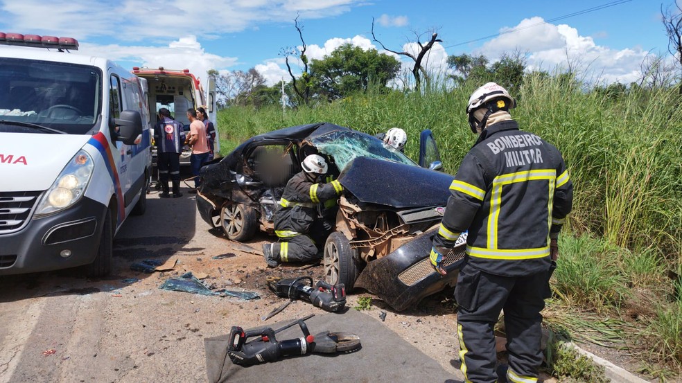 Duas mulheres morrem em acidente de carro no oeste da Bahia; veículos bateram após tentativa de ultrapassagem