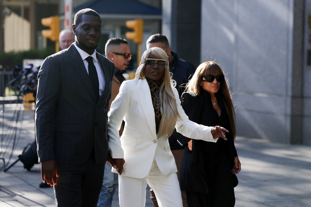 Janice Combs, mãe de Sean "Diddy" Combs, chega ao tribunal para a audiência de sentença — Foto: REUTERS/Jeenah Moon