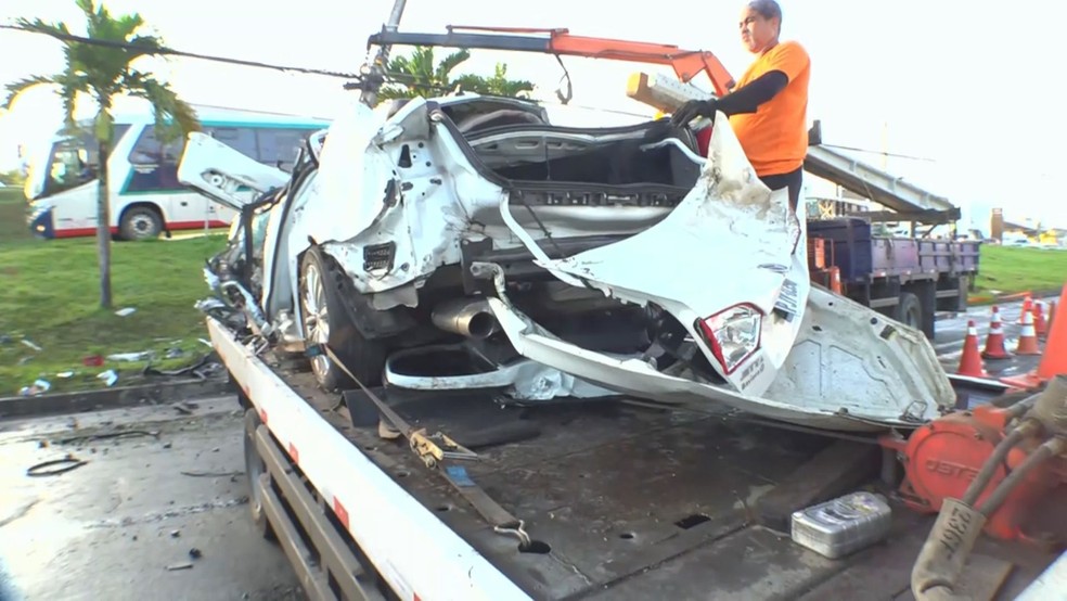 Colisão deixa dois mortos em avenida de Salvador — Foto: Reprodução/TV Bahia