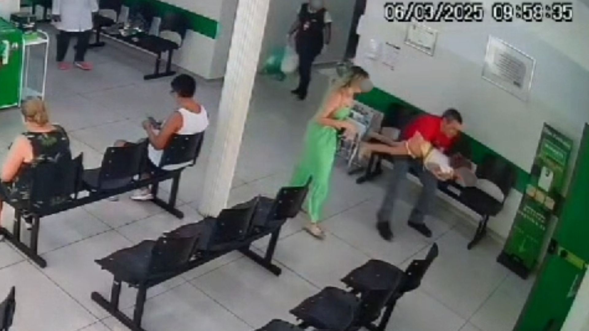 VÍDEO: Bombeiro que aguardava exame salva criança engasgada com bala na recepção de laboratório no interior de SP