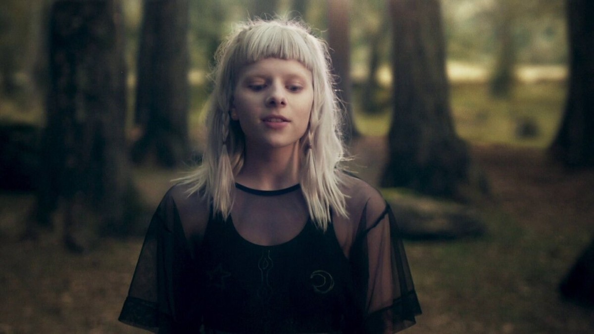 Deus Salve o Rei: Aurora grava clipe da música de abertura da novela -  Novelas - O Planeta TV