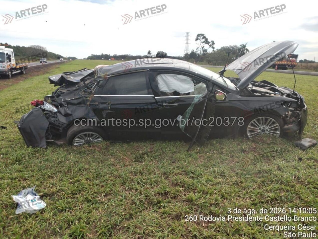 Carro capota e deixa quatro feridos na Castello Branco em Avaré