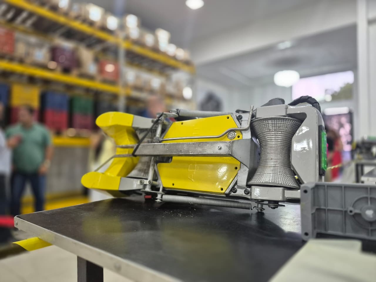 Robô para colheita de açaí começa a ser produzido em fábrica inaugurada no Amapá