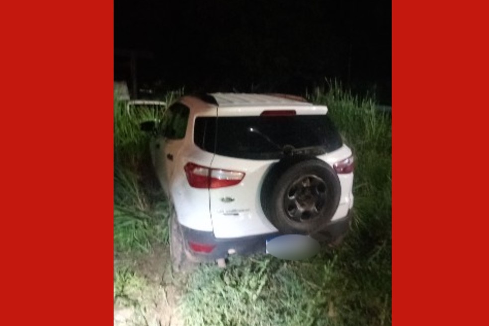 Carro utilizado na fuga foi localizado pela polícia em um matagal — Foto: PMMT