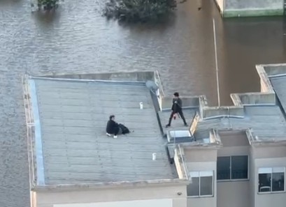 VÍDEO: sete pessoas são resgatadas no telhado de prédio por aeronave do Cavex no Rio Grande do Sul