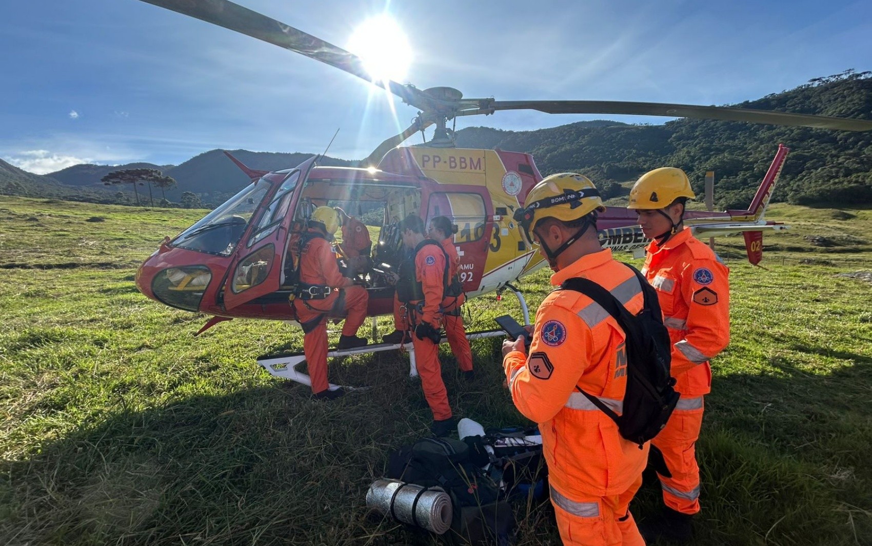 Homem é resgatado pelo Corpo de Bombeiros após sofrer queda durante trilha na zona rural de Itamonte, MG