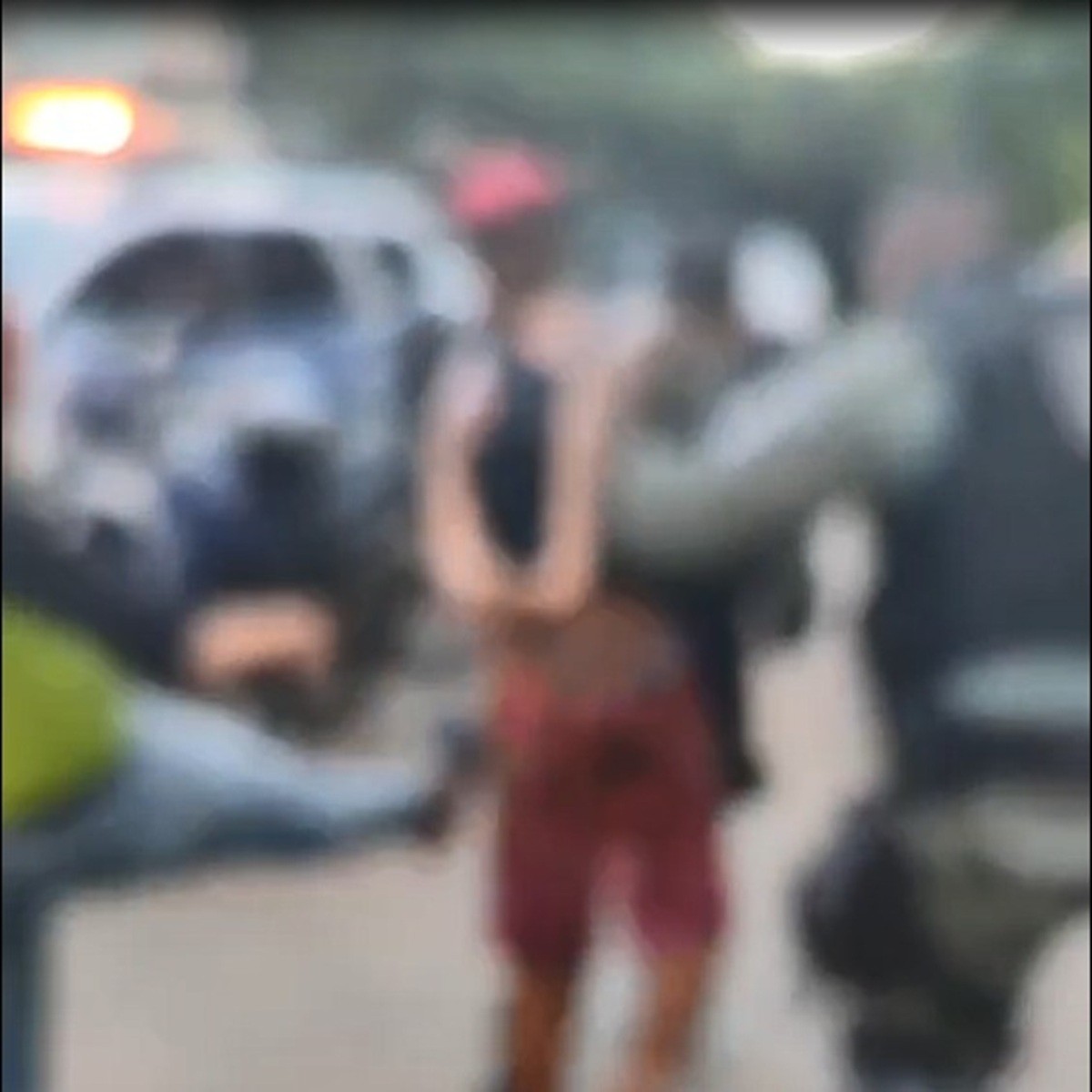 Idosa é esfaqueada 34 vezes após ter casa invadida; vídeo mostra agressões a criminoso ao ser preso