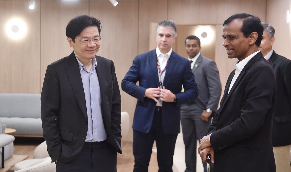Lawrence Wong (E), primeiro-ministro de Singapura, chega ao Aeroporto Internacional Tom Jobim para participar do G20 — Foto: Paulo Mumia/G20