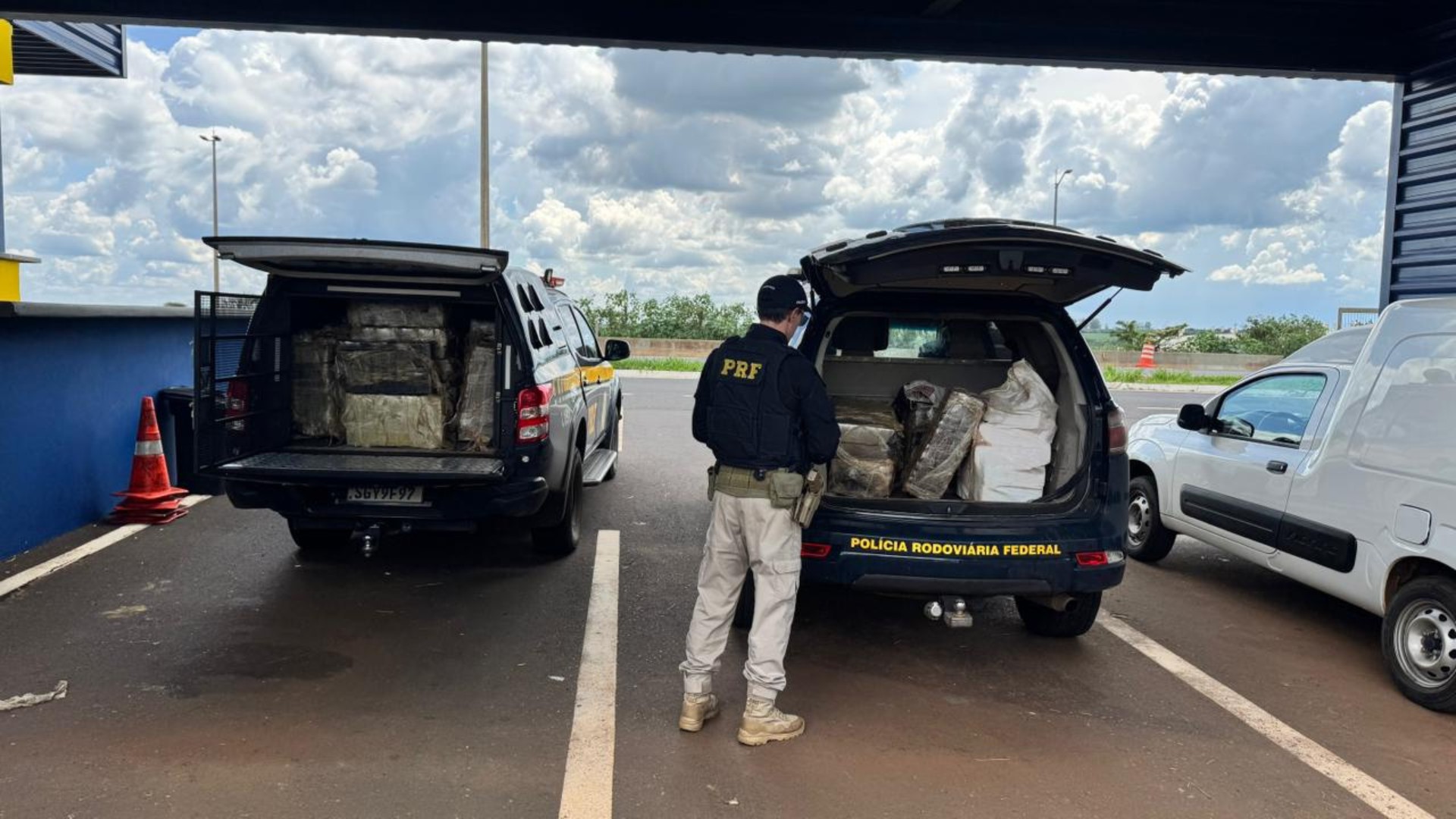 Mulher quebra a chave de carro para evitar fiscalização, mas é presa com 550 kg de maconha na BR-050