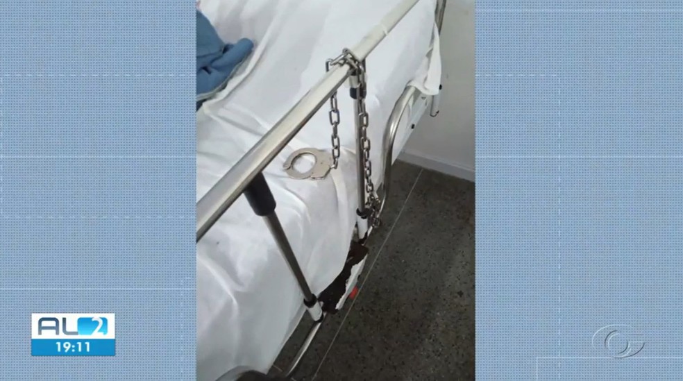 Algemas que preso usava antes de fugir pela janela de banheiro do HGE, em Maceió — Foto: Reprodução/TV Gazeta